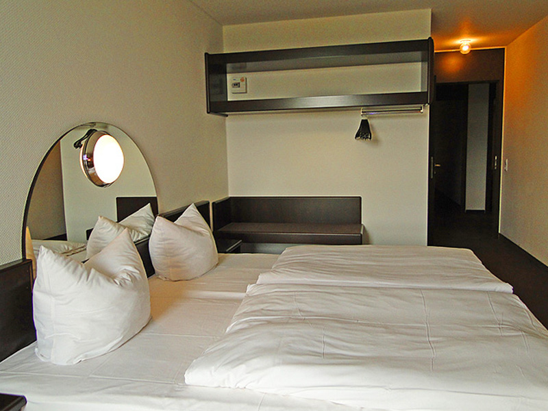 AK1 Hotel vor den Inseln Usedom und Rügen. Stettiner Haff